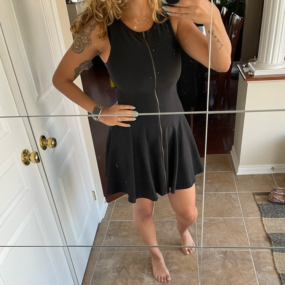 Super flattering little black dress - Picture 2 of 5